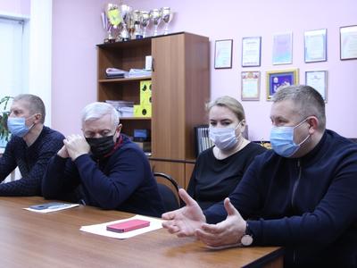 Тельвиску посетили сенатор Денис Гусев и руководство районной Администрации